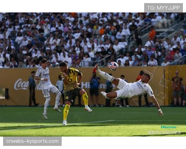 皇马进行封闭训练,据信重点演练定位球进攻以作为破局手段 皇马进行封闭训练,据信重点演练定位球进攻以作为破局手段